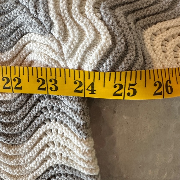 YITAI Pullover Sweater with Hood – L (Off-White and Grey) - Picture 4 of 6